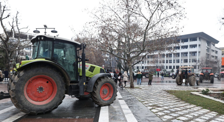 Οι αγρότες αποχώρησαν από το μπλόκο Νίκαιας - Πορεία με τρακτέρ στη Λάρισα (ΦΩΤΟ+Βίντεο)