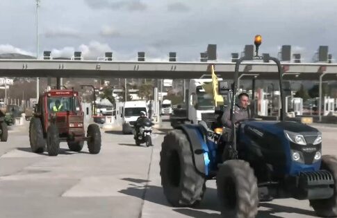 Πρώτα απολύμανση και μετά είσοδος στην Αθήνα για τα τρακτέρ - Φορτωμένα ακόμα και σε φορτηγά (Βίντεο)