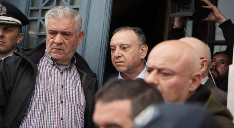 Λέσβος: «Πολιορκία» κτηνοτρόφων στον Κέλλα λόγω αφθώδους πυρετού - Συνοδεία αστυνομικών αποχώρησε ο υφυπουργός (Βίντεο)