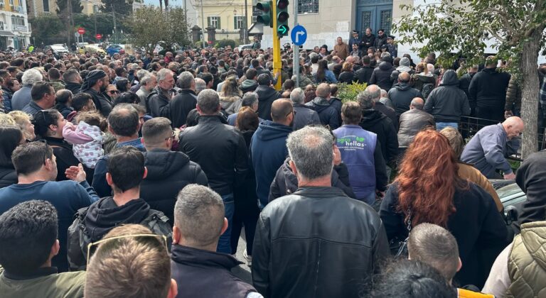 Σύσκεψη υπό τον Κέλλα και συγκέντρωση με καταγγελίες στη Λέσβο - Φορτισμένο κλίμα και συναγερμός λόγω αφθώδους πυρετού