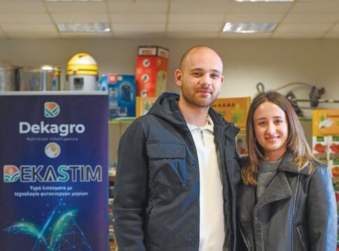 Ένας φοιτητής και μια αρχαιολόγος κοντά στους αγρότες
