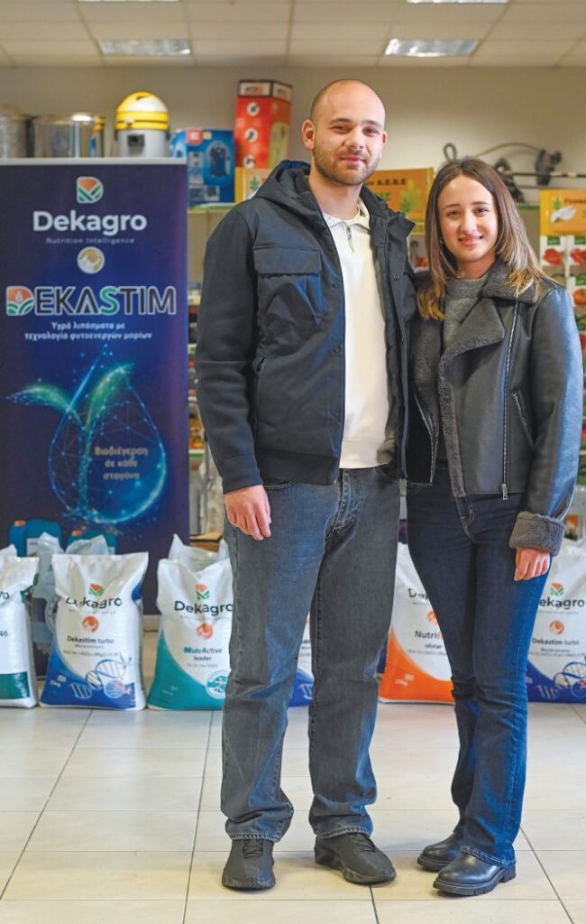 Ένας φοιτητής και μια αρχαιολόγος κοντά στους αγρότες