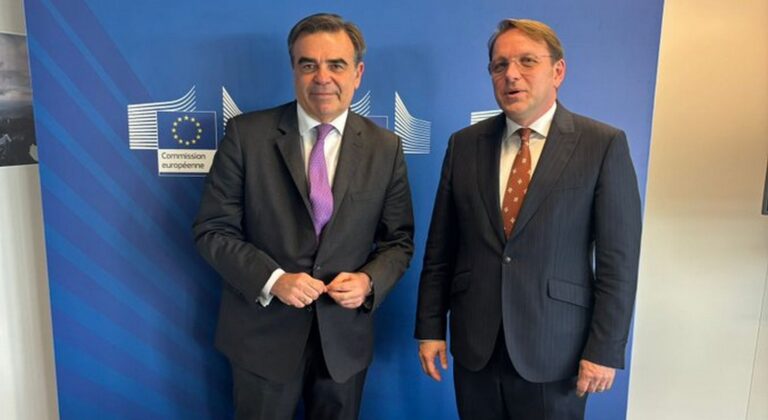 Συνάντηση Σχοινά - Βαρχέλι: Η Κομισιόν στηρίζει τις ενέργειες της κυβέρνησης στη Λέσβο - Διαδηλώνουν οι κτηνοτρόφοι