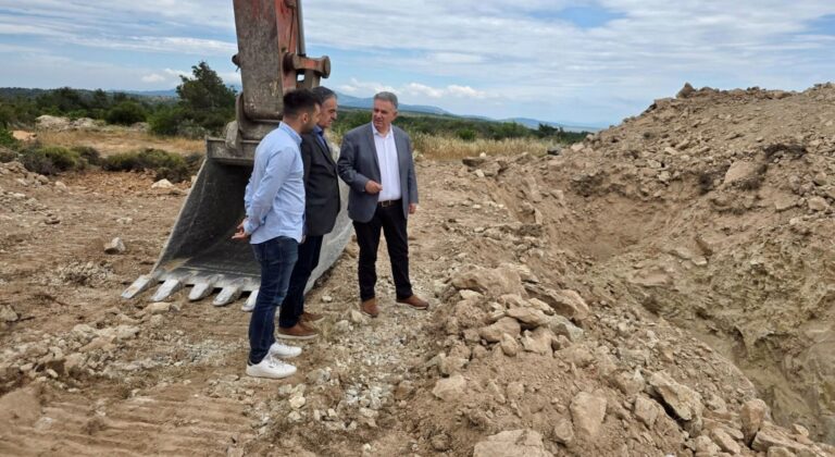 Ένταση ελέγχων στην ταφή ζώων θέλει τώρα ο Καβαδάς στη Λέσβο - Συνεχίζεται η καταστροφή των κτηνοτρόφων